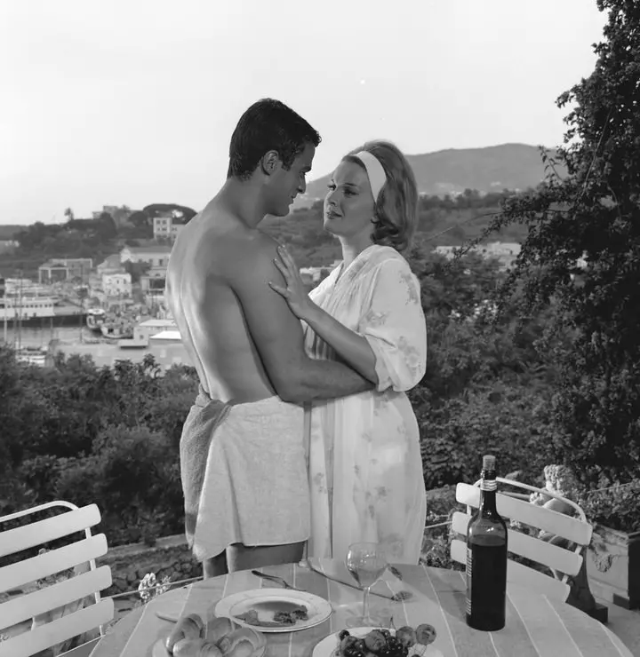 cineturismo, location, cinema, turismo, film tourism, movie tour, diciottenni al sole, eighteen in the sun, Camillo Mastrocinque, Catherine Spaak, Ischia, Casamicciola, via Iasolino, lungomare Cristoforo Colombo, Napoli, Naples