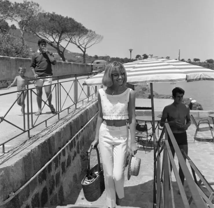 cineturismo, location, cinema, turismo, film tourism, movie tour, diciottenni al sole, eighteen in the sun, Camillo Mastrocinque, Catherine Spaak, Ischia, Casamicciola, via Iasolino, lungomare Cristoforo Colombo, Napoli, Naples