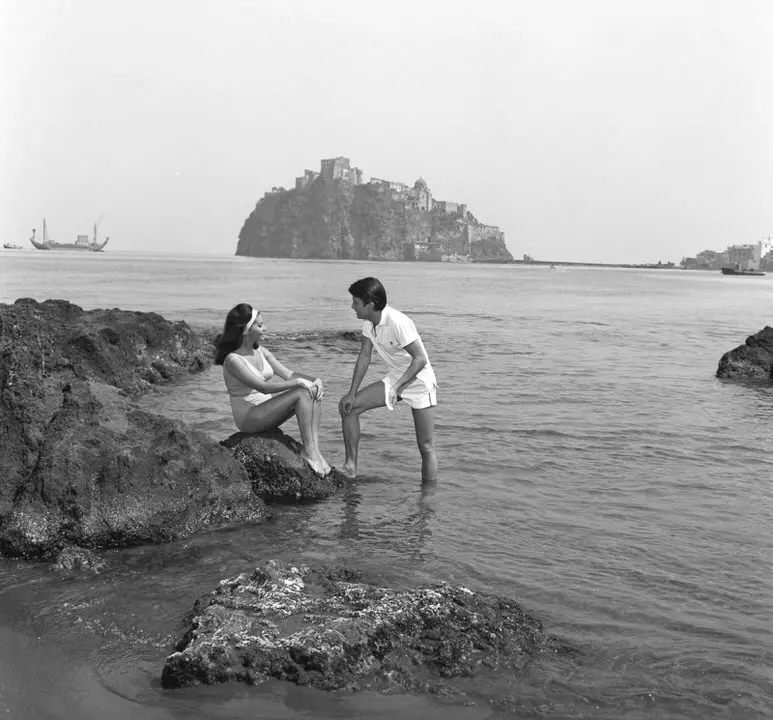 cineturismo, location, cinema, turismo, film tourism, movie tour, diciottenni al sole, eighteen in the sun, Camillo Mastrocinque, Catherine Spaak, Ischia, Casamicciola, via Iasolino, lungomare Cristoforo Colombo, Napoli, Naples