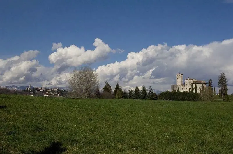 <p>borgo storico, paese delle cicogne, rovine castello</p>