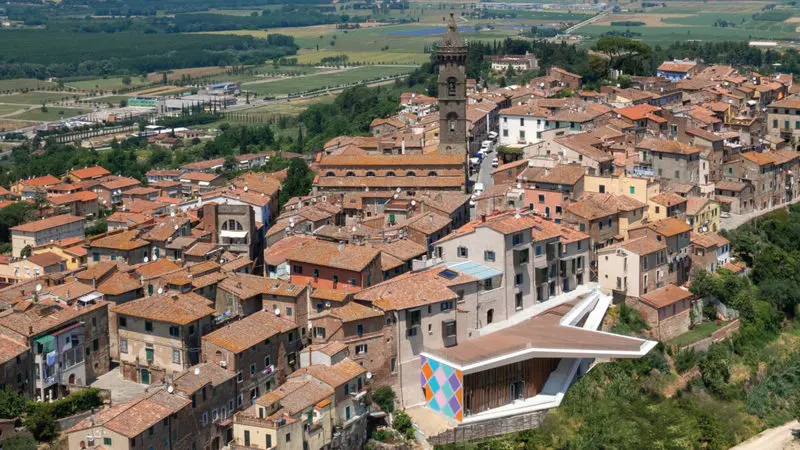 Peccioli, I giganti, Giants, arte contemporanea, contemporary art, Pieve di San Verano, Palazzo Pretorio, museo archeologico, museo di arte sacra, torre campanaria, Fabbrica, Libbiano, osservatorio astronomico, Montelopio, Legoli, tabernacolo, Benozzo Gozzoli, Cappella di Santa Caterina